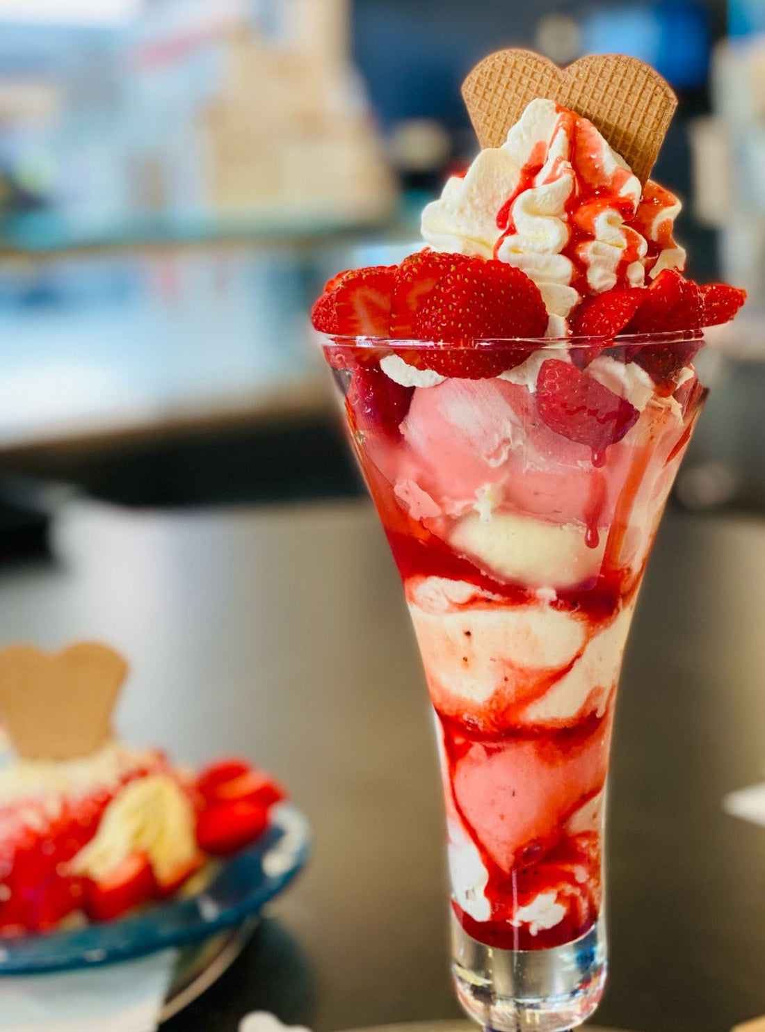 Sommerliche Eisvielfalt: Erdbeer Eis, Erdbeer Becher & Erdbeer Spaghetti Becher. Fruchtig, cremig, unwiderstehlich